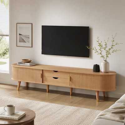 Meuble TV ovale cannelé avec station de charge, console multimédia de style ferme du milieu du siècle avec porte coulissante à tambour pour téléviseurs jusqu'à 80 pouces, meuble en teck naturel pour salon