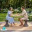 Table d'appoint en forme de sablier avec finition texturée en bois et travertin