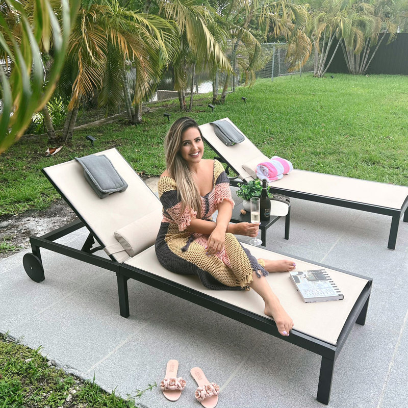 Chaise longue d'extérieur en métal avec table, Beige