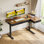 Bureau électrique debout avec 4 tiroirs sous le bureau, bureau réglable en hauteur avec prises de courant intégrées, bureau debout avec structure réversible, bureau personnel avec plateau caché pour la gestion des câbles