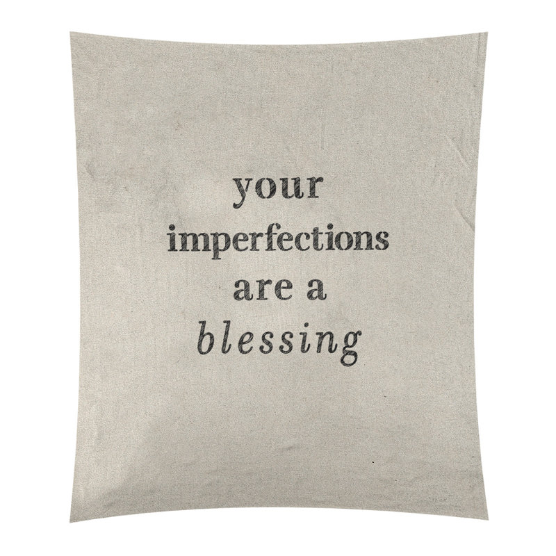 Tapisserie citation d’imperfections écrites en polyester, H 104 po x l 88 po, Blanc / noir