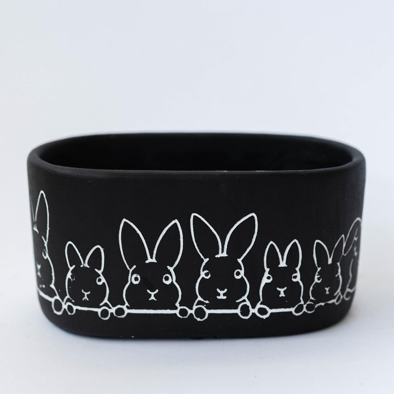 Jardinière en ciment noir avec lapins blancs, H 4 po x l 4,25 po x P 7,75 po
