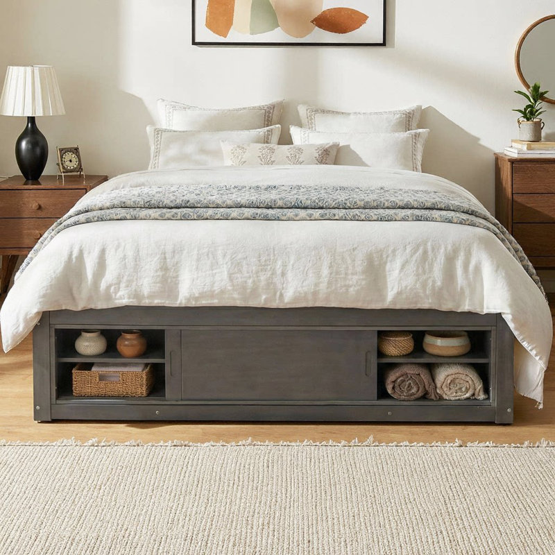 Structure de lit plateforme grand format avec 4 tiroirs de rangement et casier de rangement au pied de lit, sans tête de lit, conception moderne peu encombrante, structure en bois robuste, aucun sommier requis, capacité de 600 lb