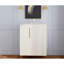 Buffet blanc moderne pour la présentation et le rangement de la salle à manger, poignées dorées, esthétique épurée, options de rangement polyvalentes, bois d'ingénierie, armoire compacte limitée avec poignées, barre de cuisine, élégant
