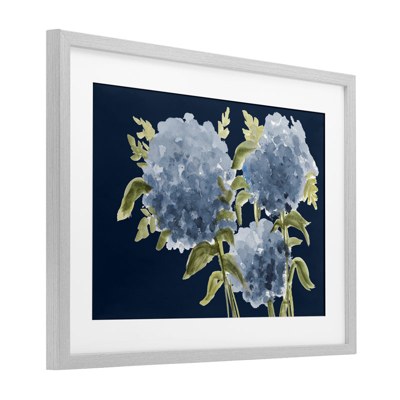 Hortensias bleus sur fond indigo, impression de Janice Gaynor, H 17 po x l 23 po, Cadre de ferme gris
