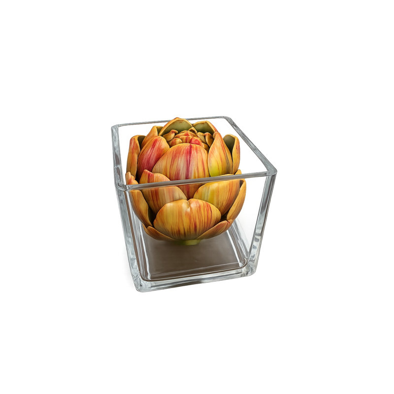 Arrangement floral de faux artichauts dans un vase carré en verre transparent et de l'eau artificielle, décoration de table réaliste