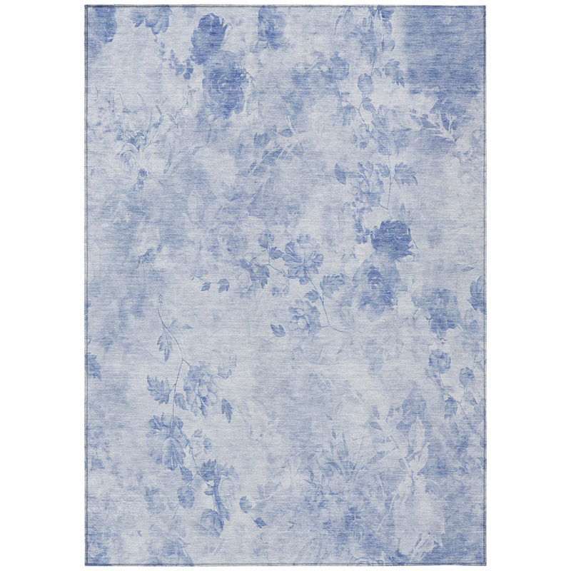 Tapis intérieur / extérieur lavable floral bleu ciel et bleu denim HomeRoots 5 pi x 8 pi