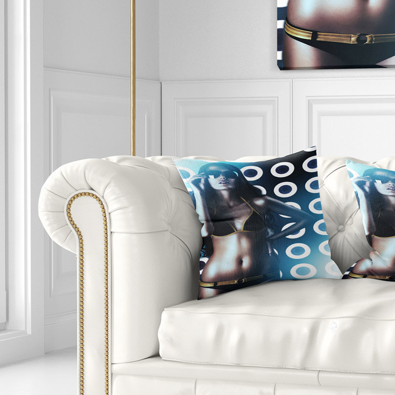 Femme chaude dans des lunettes de soleil - oreiller imprimé Street Art, 18 po x 18 po, Coussin décoratif