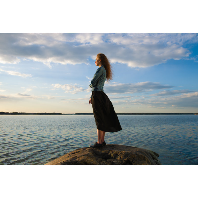 Femme regardant l'horizon sur toile par Jarih, photographie, H 12 po x l 18 po x P 1,25 po