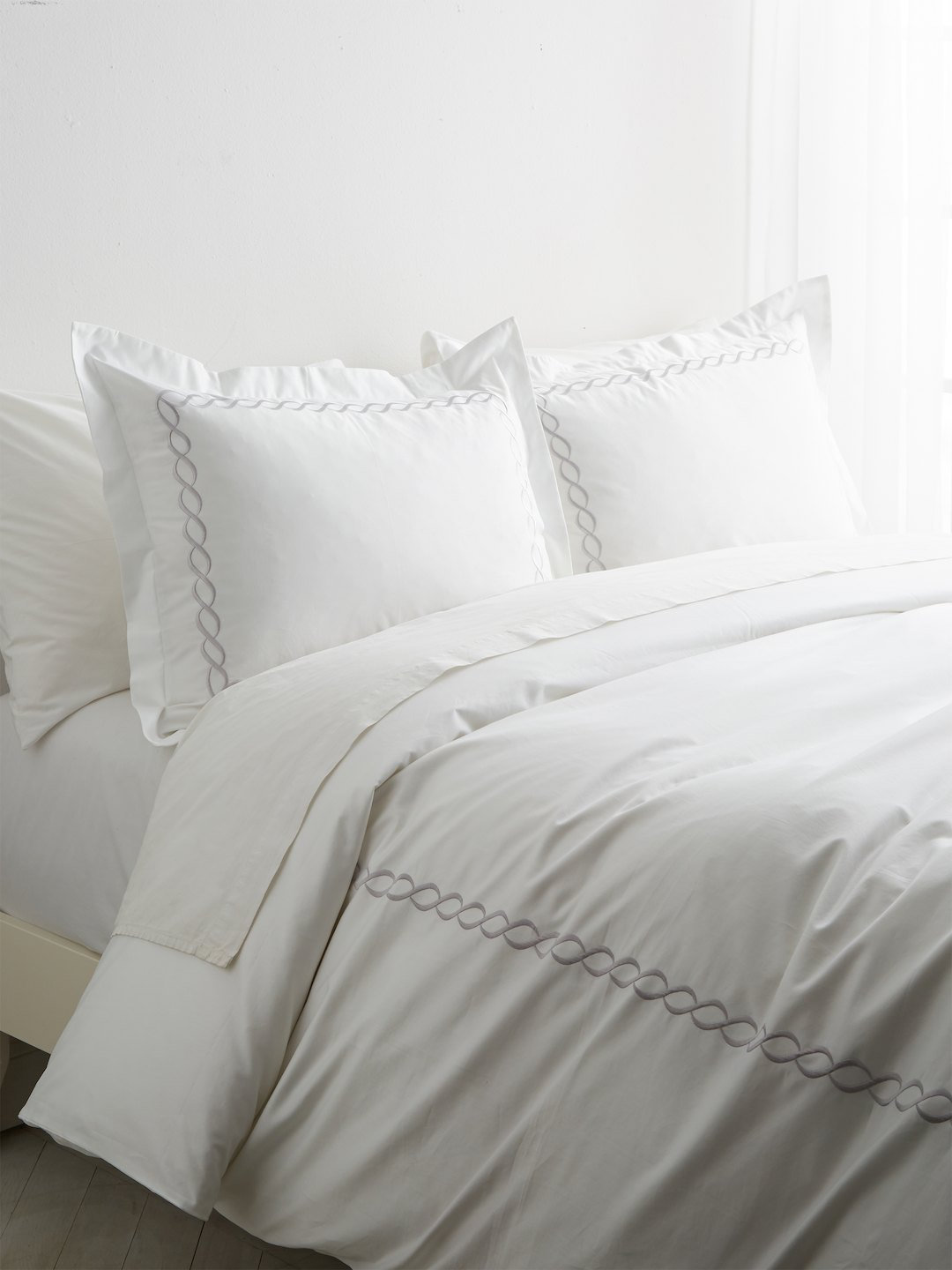 Avellana Cotton Duvet Cover Set, Queen Duvet Cover + 2 Standard Shams, Green/White