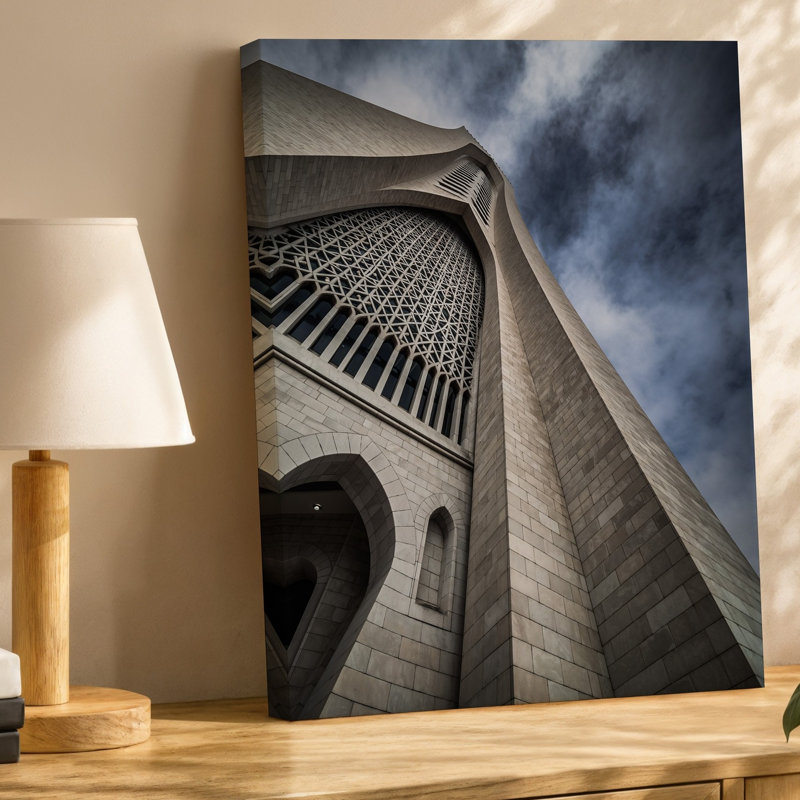 Toile «Dramatic Low Angle View of A Towering Modern Architectural Wall Art Structure», mettant en vedette des motifs géométriques complexes et une toile