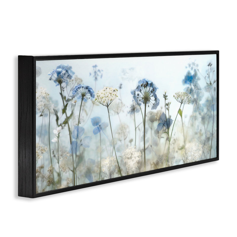 «Blue Wildflower Blooms», art de la giclée encadrée par Irene Weisz, Giclée encadrée noir minuit, H 13 po x l 30 po