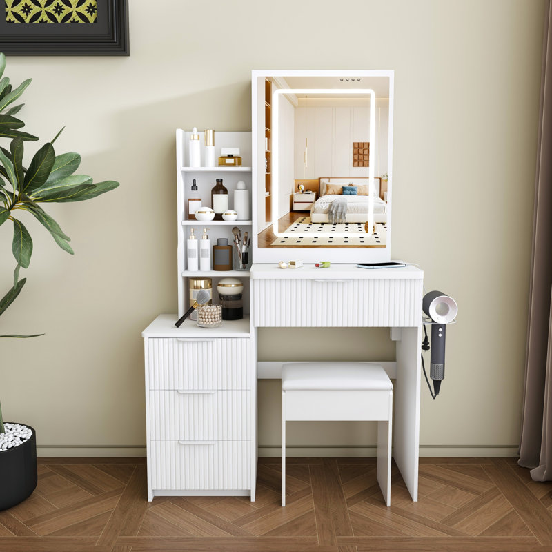 Bureau de coiffeuse moderne, avec 3 modes d'éclairage à DEL avec luminosité réglable, avec 4 tiroirs et plusieurs tablettes de rangement ouvertes, avec un support pour sèche-cheveux et une prise de courant, une chaise à coiffer