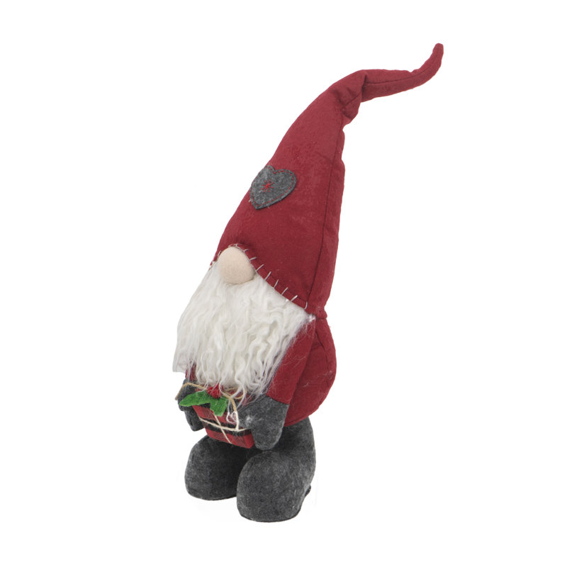 Gnome debout tenant un cadeau