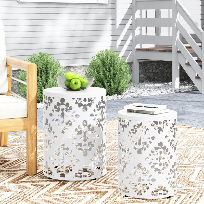 Tables d'appoint blanches en métal (lot de 2), style contemporain avec détails en fer forgé, livrées montées. Décor élégant et moderne. Couleur : [à compléter].