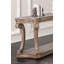 Élégante table de canapé de style transitionnel avec grande tablette ouverte, pieds à volutes et moulures dentelées au fini chêne vieilli