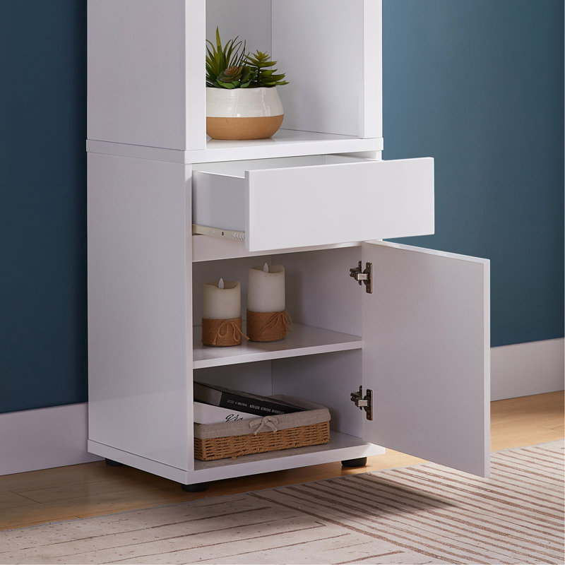 Vitrine contemporaine blanche avec trois tablettes, une avec deux tablettes et un tiroir lumineux à DEL avec rangement pré-assemblé