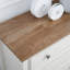 Armoire à commode beige à 5 tiroirs soigneusement conçue pour un rangement pratique et élégant