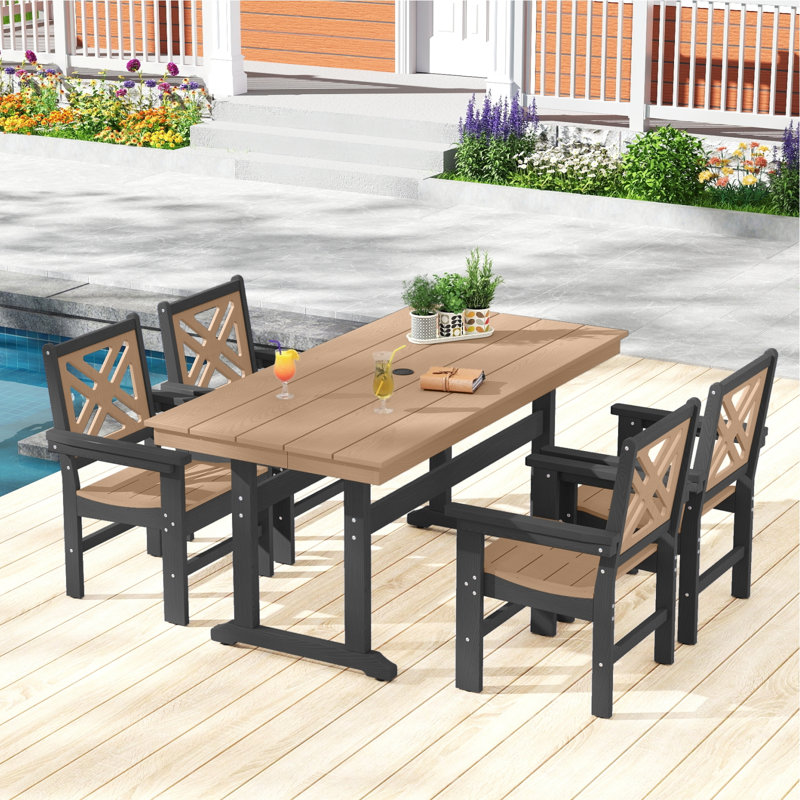 Ensemble de repas de jardin pour 4 personnes, table d'extérieur en PEHD et 4 chaises avec accoudoirs, aspect bois, trou pour parasol, pieds réglables.