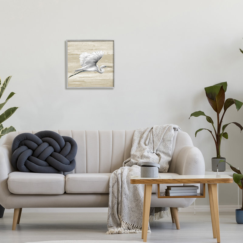 Héron volant, sable, fond texturé, tons naturels, Patria Pinto, H 17 po x l 17 po, Estampe numérique Farmhouse