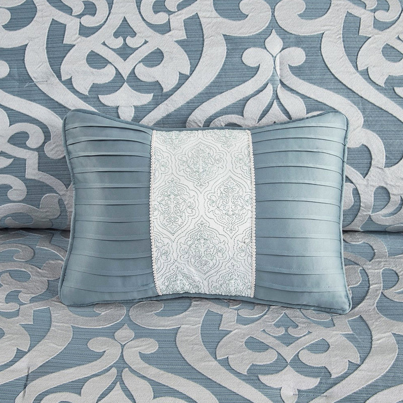 Édredon 8 pièces pour très grand lit / argent. Superbe tissage médaillon texturé. . Édredon, taies décoratives, oreillers européens, jupe de lit / pièces d'argent. Magnifique. Comprend des éléments décoratifs