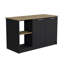 Îlot de cuisine avec grand comptoir, tablettes de rangement ouvertes et armoire à deux portes-662450125