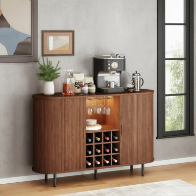 Ce buffet de style campagnard de couleur noyer combine les fonctions d'une armoire à vin éclairée à DEL et d'un bar à café. Il dispose de casiers à vin et de verres intégrés et offre un grand espace de rangement, ce qui le rend idéal pour les salons, les cuisines et les vestibules