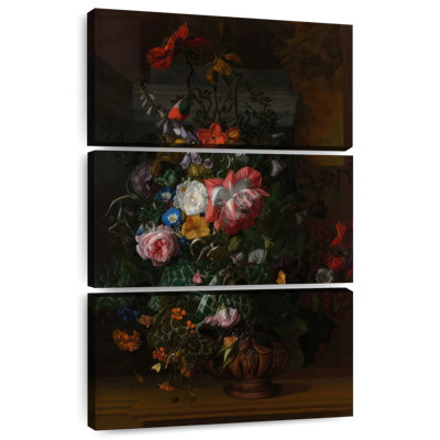 Fleurs Harnek dans un vase en terre cuite sur une balustrade