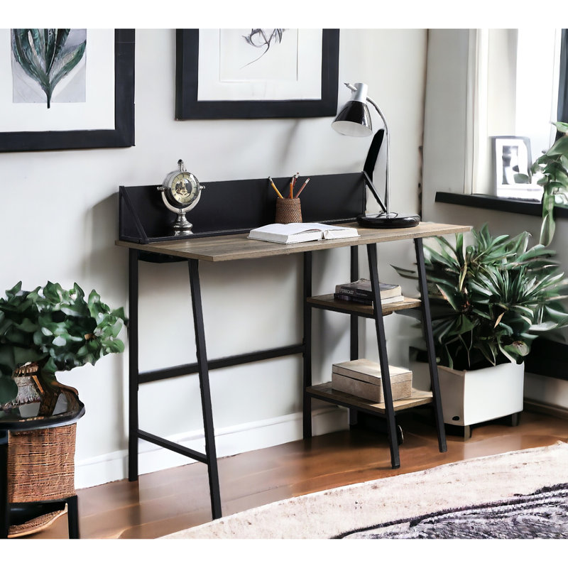 Bureau d'écriture moderne en chêne avec plateau en métal robuste et pieds noirs pour l'espace de travail