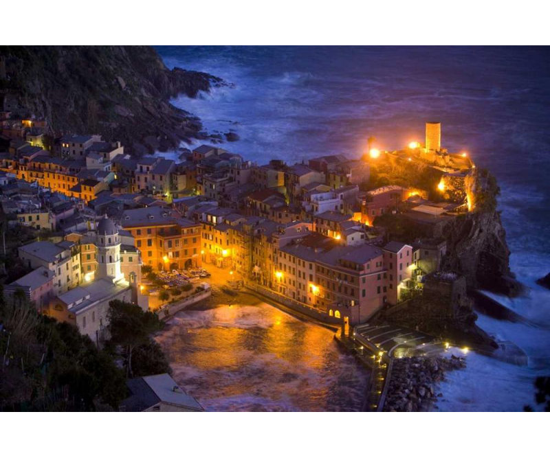 «Red Barrel Studio® Zuckerman», art sur toile tendue par Jim Gallery: Italie, Vernazza, Cinque Terra City éclairé la nuit