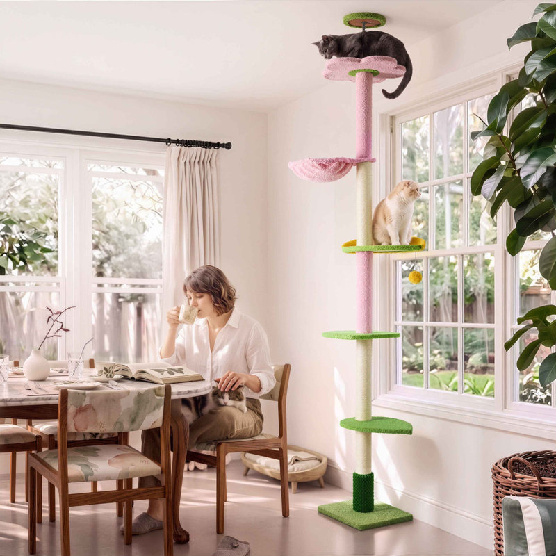 Arbre à chat Flower du sol au plafond, hauteur réglable de 95 à 104 pouces, structure à plusieurs niveaux avec poteau à griffer recouvert de sisal, brosse de toilettage, hamac, balle de jeu et plateformes.