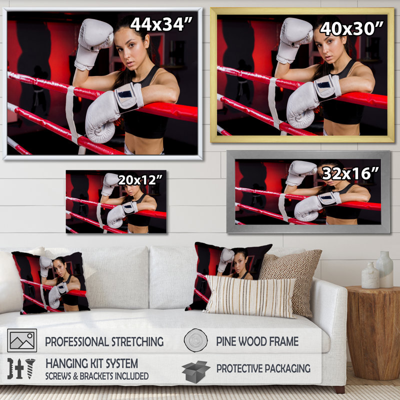 Boxer Girl Posing In The Gym - Sport Boxing, art mural sur toile, Cadre flottant noir, H 12 po x l 20 po x P 1 po