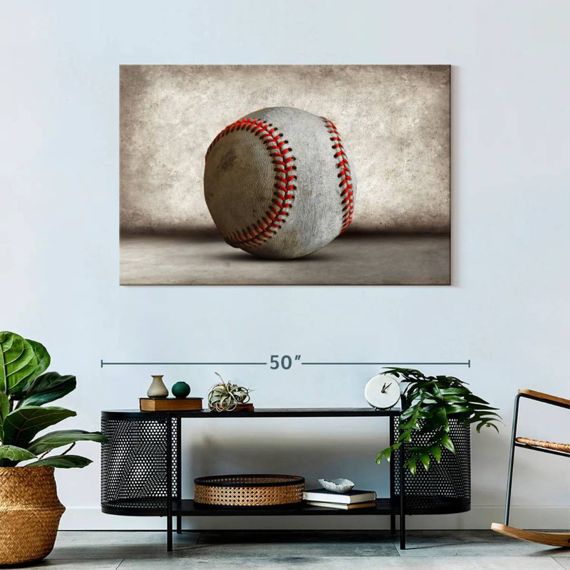 «Worn Out Baseball», reproduction sur toile, H 30 po x l 45 po x P 1,25 po