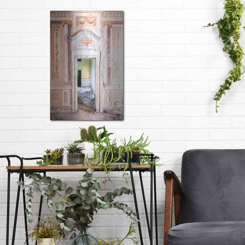 «Decorated Entrance» par Roman Robroek, H 16 po x l 12 po