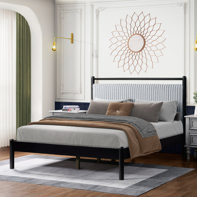 Lit à panneau avec tête de lit gris doux moelleux, cadre noir, système silencieux, pieds moyens pour la chambre à coucher