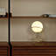 Lampe de table moderne à anneau en métal avec abat-jour en verre blanc pur