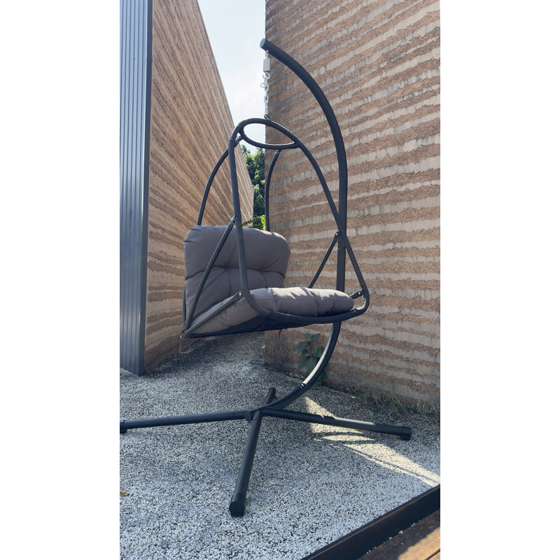 Fauteuil à œufs pivotant avec support et porte-gobelet pour une utilisation intérieure / extérieure avec une conception pliable et une fabrication en osier résistant aux intempéries