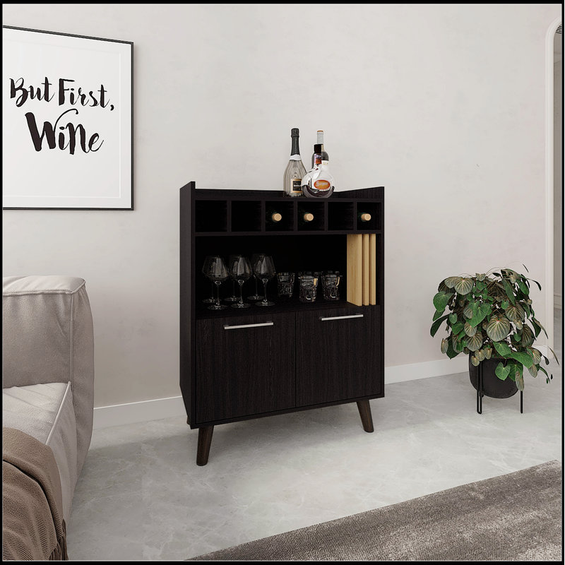 Armoire haute Vance avec six casiers à bouteilles, deux armoires à deux portes et quatre tablettes pour un rangement et une présentation efficaces