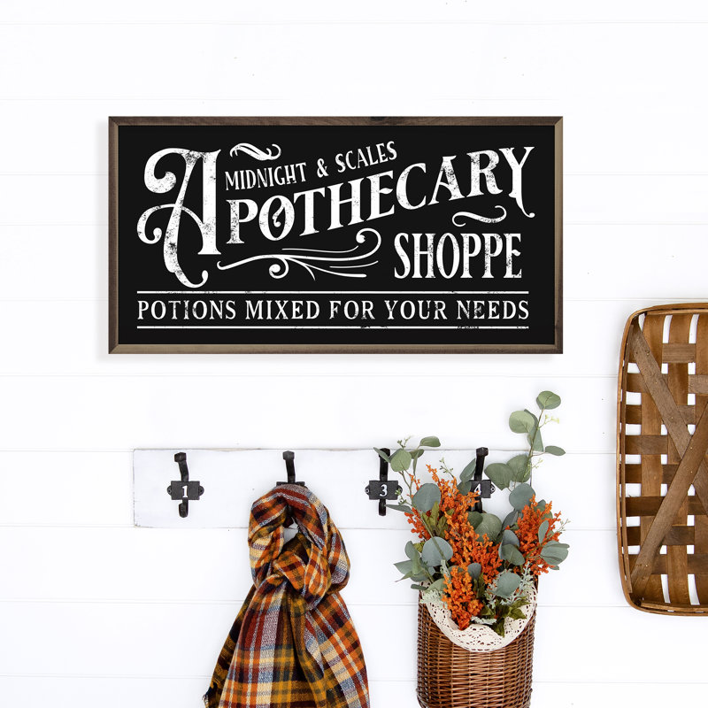 Midnight And Scales Apothecary Shoppe - noir, L 40 po x H 20 po