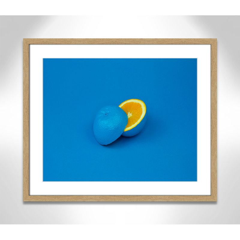 Pop orange en bleu par Davisuko, H 21,5 po x l 25,5 po x P 1,25 po, Cadre naturel encadré, Blanc