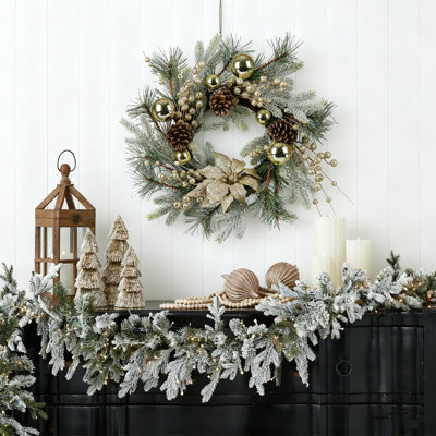 Couronne de Noël - Élégante couronne artificielle d'hiver pour la porte d'entrée, avec des fleurs de Noël, des boules et des baies givrées