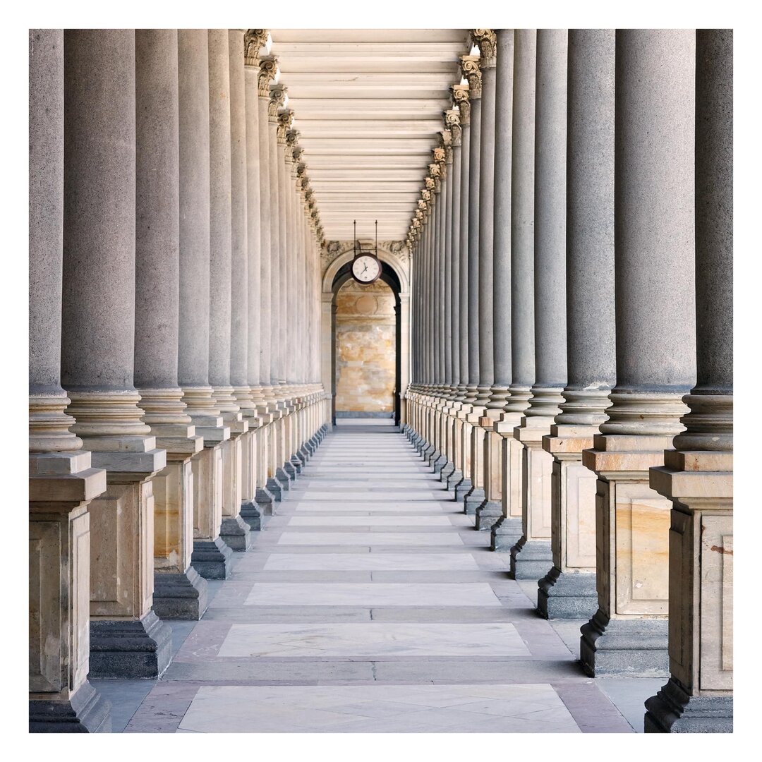 Strukturierte Fototapete Pillars of the Mill Colonnade in Karlovy Vary 2,88 m x 288 cm