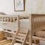 Lit superposé simple au-dessus de grand lit simple avec tablettes intégrées, lumières à changement de couleur et panneau perforé, beige-444931275