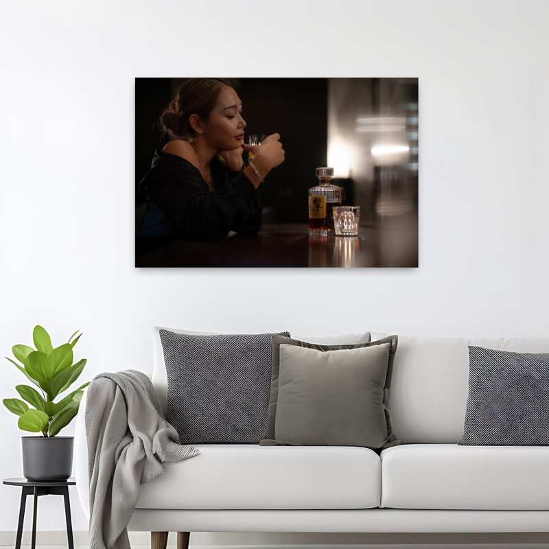 Femme élégante au bar - Affiche murale contemporaine élégante, H 32 po x l 48 po