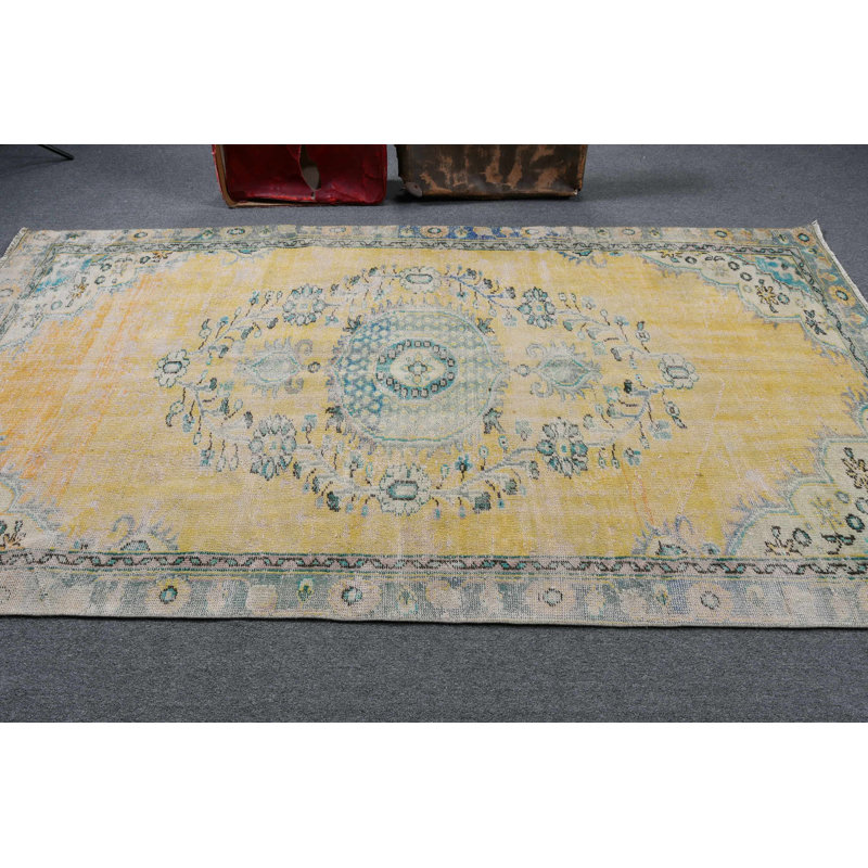 Tapis turc vintage tissé à la main en médaillon jaune et bleu pour une décoration intérieure unique