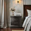 Table de chevet classique-373314818