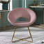 Chaise en velours rose captivante avec construction métallique dorée et support robuste
