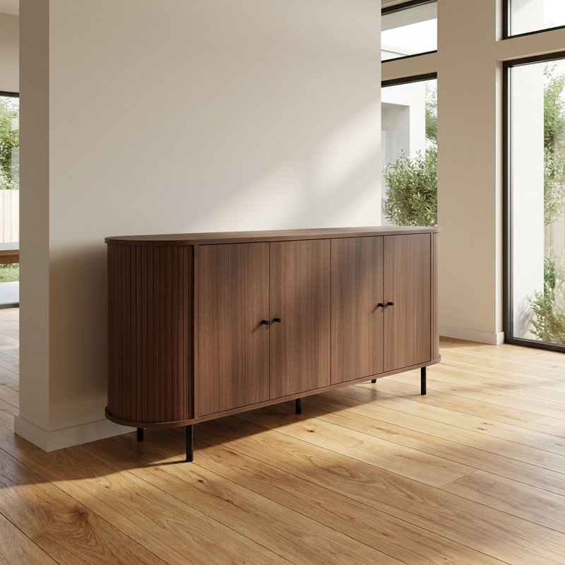 Buffet moderne du milieu du siècle avec portes cannelées et profil incurvé (70,9'' L x 15,7'' P x 31,5'' H)