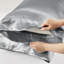 Ensemble de draps en satin de luxe gris 4 pièces - froissé, doux pour la peau, 1 drap plat, taies d'oreiller ajustées pour réduire les frisottis