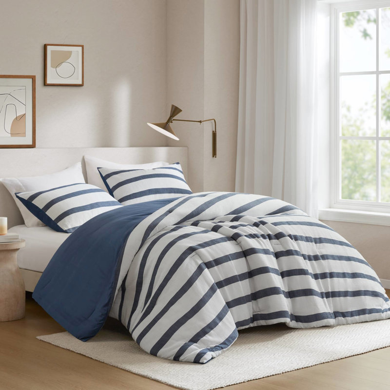 Édredon rayé à 3 niveaux pour lit double / grand lit, aspect froissé doux, rembourrage intégral, revers en microfibre brossée, design côtier bleu contemporain